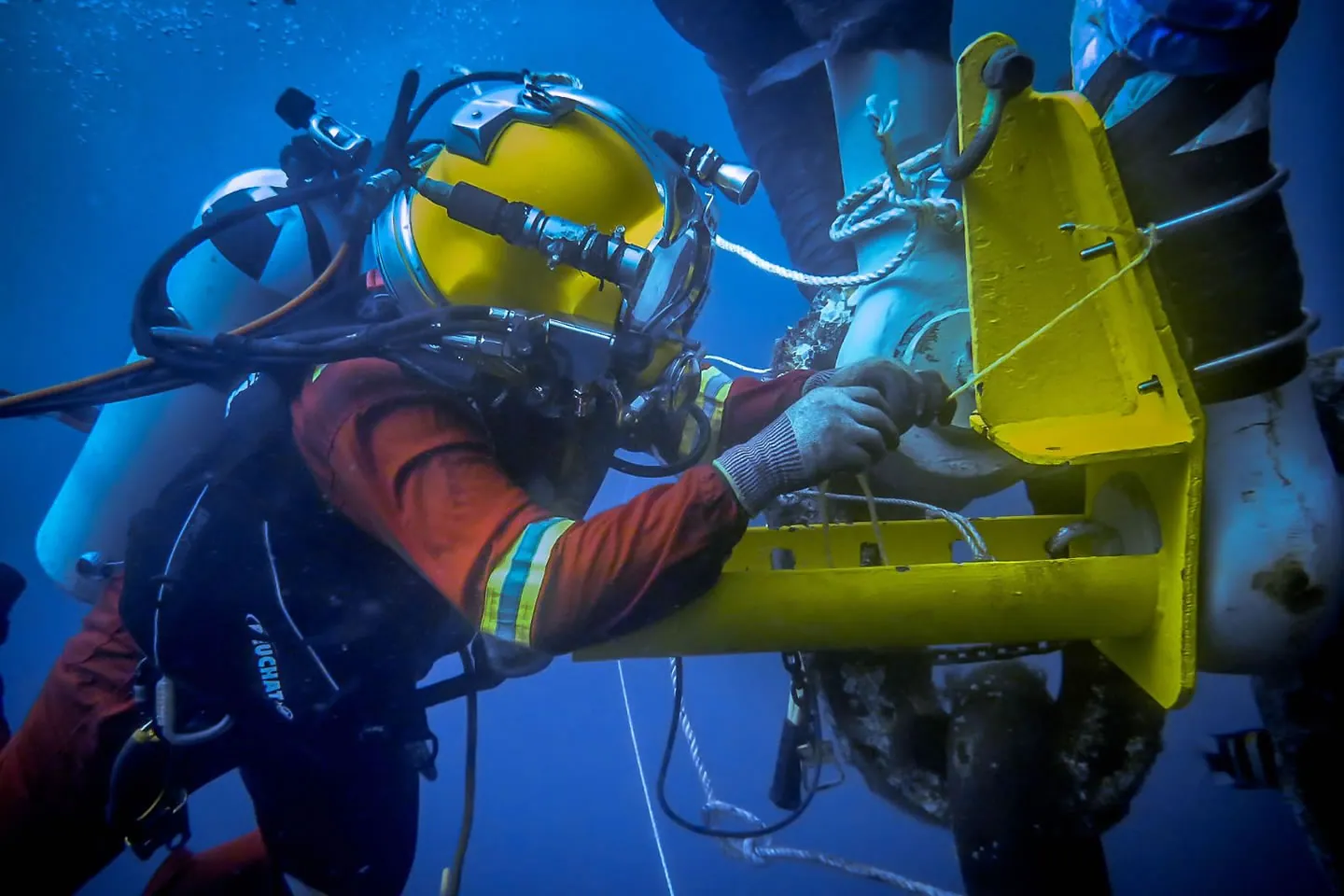 Certified in-water polishing during cargo operations — no off-hire
